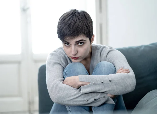 Porträtt Vackra Förtvivlad Och Deprimerad Ung Kvinna Soffan Känner Sig — Stockfoto