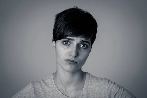 Retrato Blanco Negro Una Hermosa Joven Triste Mujer Caucásica Que — Foto de Stock