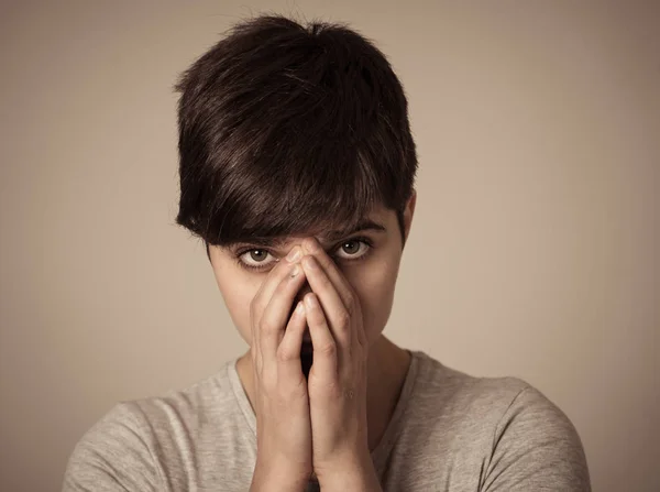 Primer Plano Retrato Una Hermosa Joven Con Ojos Tristes Que — Foto de Stock