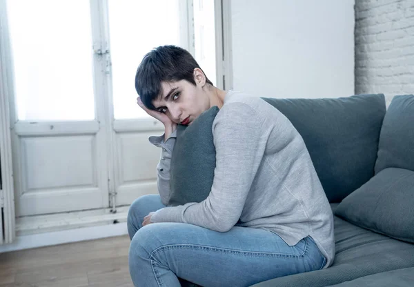 Schöne Verzweifelte Und Depressive Junge Frau Auf Dem Sofa Die — Stockfoto