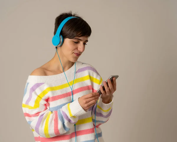 Retrato Una Hermosa Feliz Morena Colorido Jersey Rayas Escuchando Música — Foto de Stock