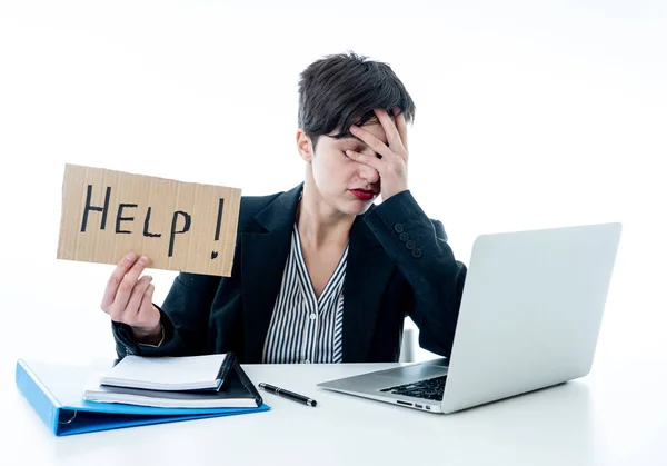 疲惫和沮丧的年轻有吸引力的女商人在电脑上工作绝望的帮助标志在办公室孤立的白色背景 应对工作理念中的压力和挫折 — 图库照片