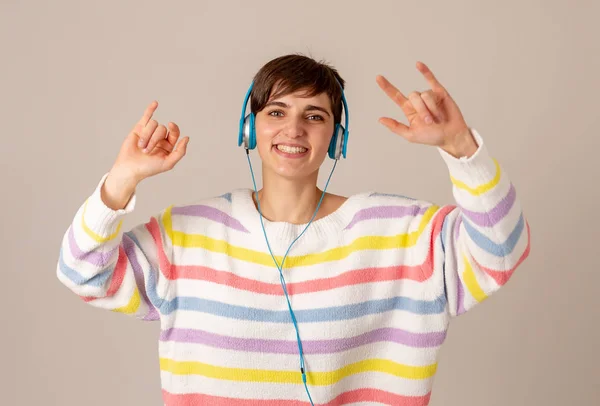 Renkli Çizgili Jumper Dinleme Müzik Şarkı Tarafsız Arka Plan Üzerinde — Stok fotoğraf