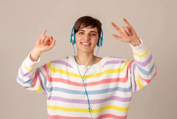 Portret Van Prachtig Gelukkig Brunette Vrouw Kleurrijke Gestreepte Trui Luisteren — Stockfoto