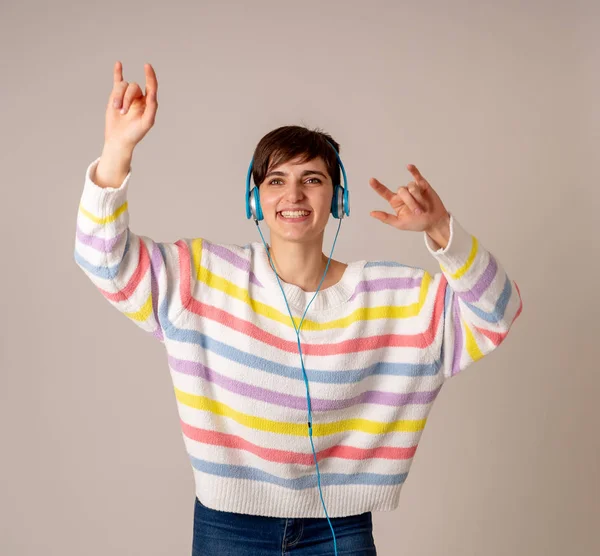 Renkli Çizgili Jumper Dinleme Müzik Şarkı Tarafsız Arka Plan Üzerinde — Stok fotoğraf