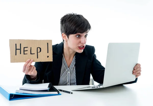 疲惫和沮丧的年轻有吸引力的女商人在电脑上工作绝望的帮助标志在办公室孤立的白色背景 应对工作理念中的压力和挫折 — 图库照片