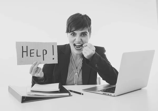 絶望的な保持しているコンピューターにヘルプ記号は白い背景に分離されたオフィスで働いて疲れていると不満の若い魅力的なビジネス女性 ストレスや仕事の概念で欲求不満への対処 — ストック写真