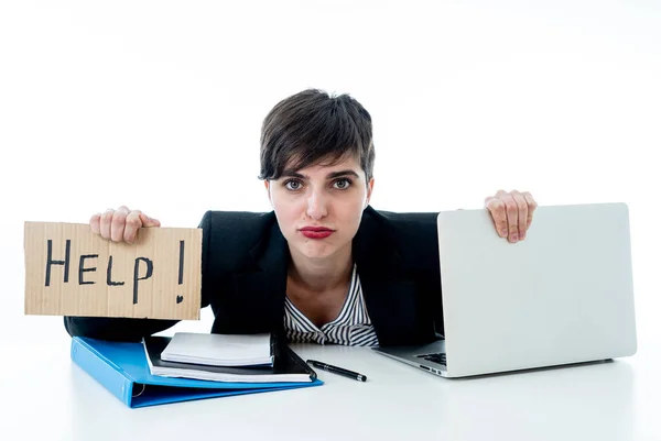 絶望的な保持しているコンピューターにヘルプ記号は白い背景に分離されたオフィスで働いて疲れていると不満の若い魅力的なビジネス女性 ストレスや仕事の概念で欲求不満への対処 — ストック写真