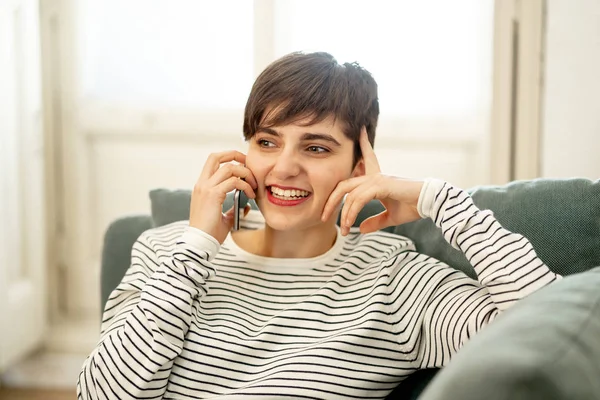Joyeux Jolie Jeune Femme Caucasienne Sur Téléphone Intelligent Parler Vérifier — Photo