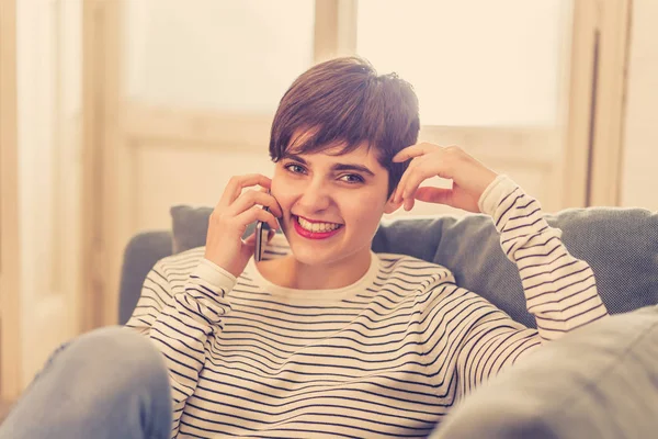 Feliz Muito Jovem Caucasiana Telefone Inteligente Falando Verificando Mensagens Internet — Fotografia de Stock