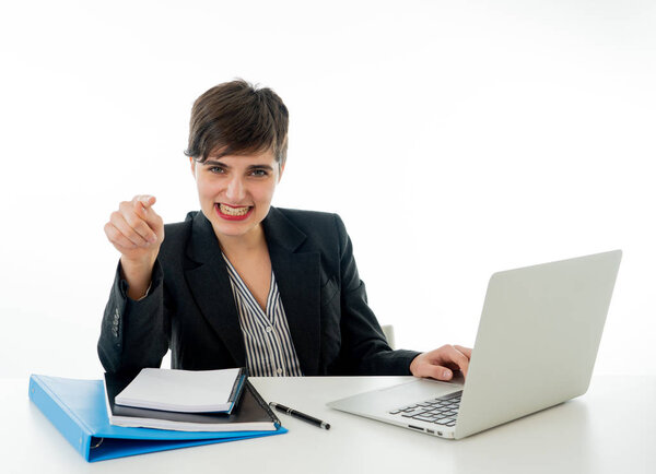 Счастливая, улыбающаяся и успешная деловая женщина, работающая на ноутбуке, указывая на что-то, выглядящее довольным работой. Изолированные на белом фоне В людях, технологии, работа и корпоративная концепция
.