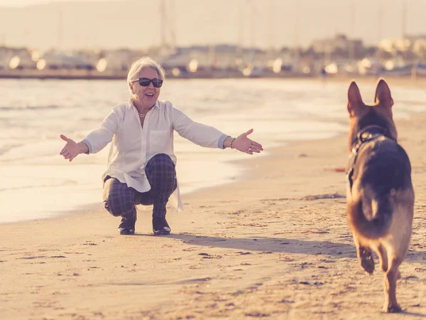 Mulher Mais Velha Viúva Bonita Brincando Com Seu Cão Pastor — Fotografia de Stock