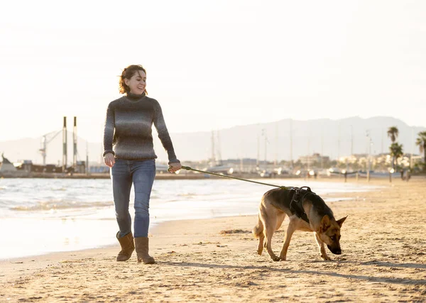 Hermosa Mujer Adulta Perro Pastor Alemán Mascota Paseando Largo Orilla — Foto de Stock