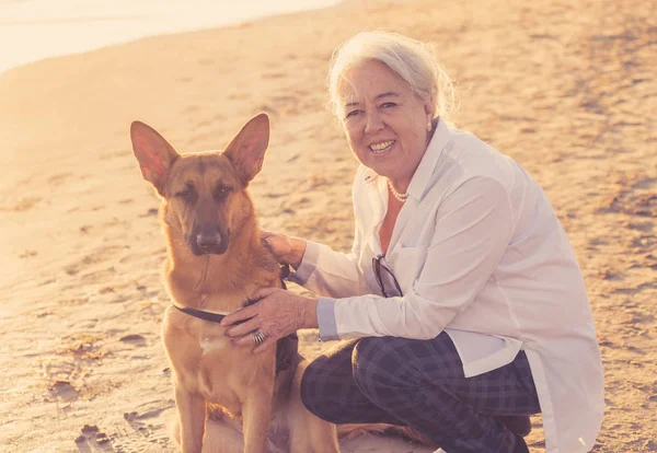 Portrait Belle Veuve Femme Âgée Chien Berger Allemand Profitant Son — Photo