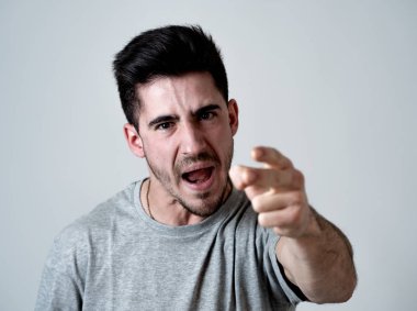 Genç şiddet adam portresi kadar öfkeli ve çılgın uyar gösterilen ve parmakla kameraya bakarak kızgın yüzü ile kapatın. İnsan yüz ifadeleri, duygu ve davranış sorunları kavramı.