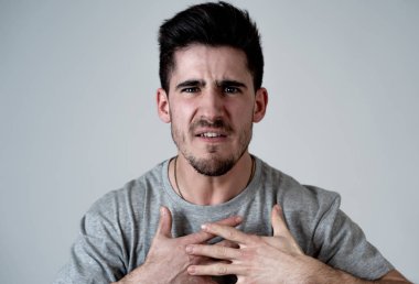 Kızgın yüz öfke duygu ve kameraya üzgün seyir ile genç adam portresi kadar yakın. İnsan yüz ifadeleri, negatif duygu ve davranış sorunları kavramı.