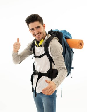 Beyaz arka plan üzerinde izole sırt çantası ile mutlu güzel latin adam portresi. Seyahat içinde dünya, gençlik ve rüya, öğrenci değişimi ve Turizm ve macera tatil kavramı tatil.
