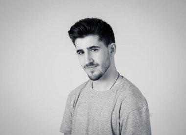 Çekici, portresi bakarak tarafsız, rahat ve ciddi insanlar yüz ifadeleri, insan duyguları, başarı ve eğitim kavramı kendine güvenen genç adam kapatın. Gri arka plan üzerinde izole.