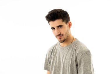 Çekici, portresi bakarak tarafsız, rahat ve ciddi insanlar yüz ifadeleri, insan duyguları, başarı ve eğitim kavramı kendine güvenen genç adam kapatın. Gri arka plan üzerinde izole.