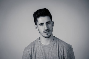 Yakın çekim yakışıklı umutsuz genç adam mutsuz, hüzünlü ve üzgün seyir depresyon portresi üzerinde nötr arka plan izole. Kişi, yüz ifadeleri ve duygusal acı.