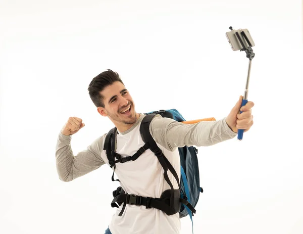 Portret Młodego Backpacker Biorąc Selfie Jego Telefonu Komórkowego Białym Tle — Zdjęcie stockowe