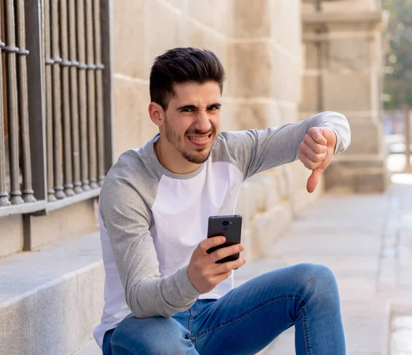 Retrato Joven Estudiante Reaccionando Negativa Publicar Las Redes Sociales Citas —  Fotos de Stock