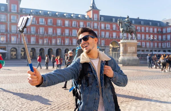 Mosolygó Fiatal Kaukázusi Turista Hallgató Ember Szórakozik Boldog Izgatott Vesz — Stock Fotó