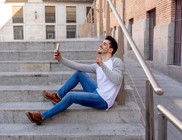 Krásné Moderní Mladý Muž Převoz Selfie Chytrý Mobilní Telefon Prázdninách — Stock fotografie