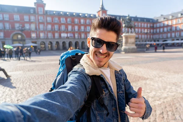 Aantrekkelijke Jonge Toeristische Student Man Met Rugzak Plezier Blij Opgewonden — Stockfoto