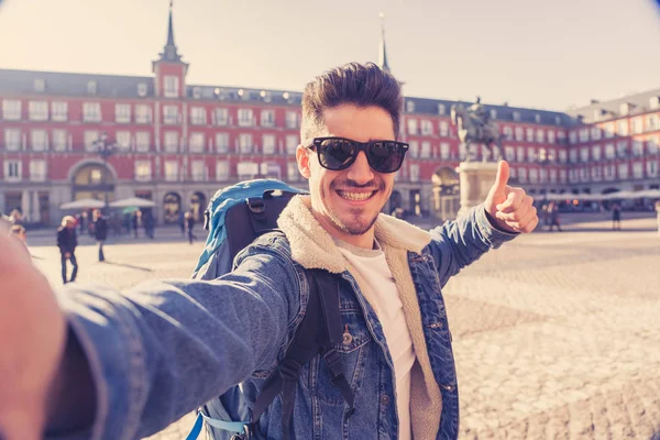 Jeune Homme Étudiant Touristique Attrayant Avec Sac Dos Amusant Heureux — Photo