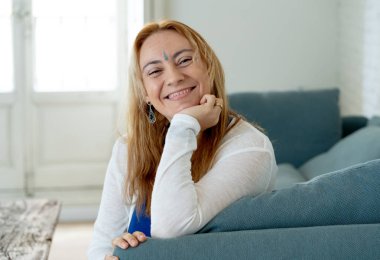 Duygu mutlu ve huzurlu Yoga Faydaları ve bilgi çakra enerjisini onun yeni sağlıklı ve manevi yaşam tarzı ile alnının ortasına bindi ile güzel beyaz kadın portresi.