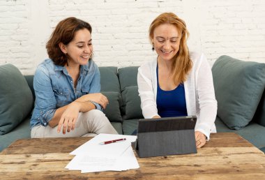 Birlikte, serbest meslek sahibi olarak yeni projede küçük iş girişimci yeni fikirler yaratıcılık ve yenilik kavramı devreye serin kentsel evde dizüstü bilgisayarda çalışıyor aktif yaratıcı genç iş kadınları.