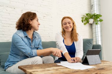 Birlikte, serbest meslek sahibi olarak yeni projede küçük iş girişimci yeni fikirler yaratıcılık ve yenilik kavramı devreye serin kentsel evde dizüstü bilgisayarda çalışıyor aktif yaratıcı genç iş kadınları.