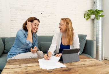 Birlikte, serbest meslek sahibi olarak yeni projede küçük iş girişimci yeni fikirler yaratıcılık ve yenilik kavramı devreye serin kentsel evde dizüstü bilgisayarda çalışıyor aktif yaratıcı genç iş kadınları.