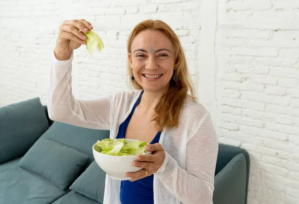 Femme Gaie Montrant Bol Salade Légumes Verts Sentant Heureux Changement — Photo