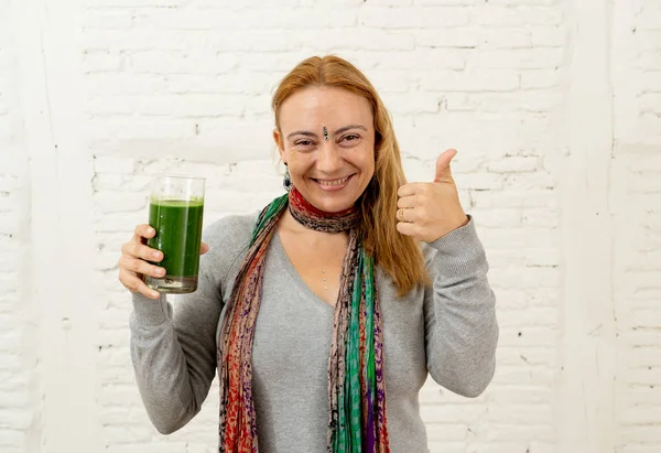 Fröhliche Frau Lächelt Und Hält Glas Grünen Gemüse Smoothie Auf — Stockfoto