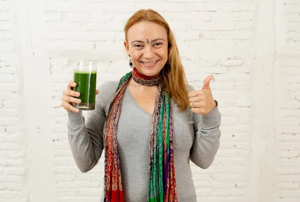 Fröhliche Frau Lächelt Und Hält Glas Grünen Gemüse Smoothie Auf — Stockfoto