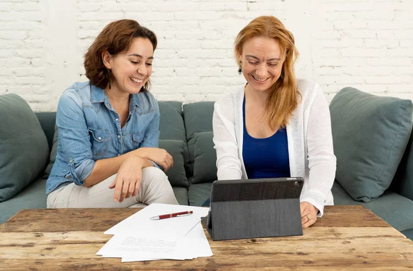 Jovens Empresárias Criativas Ativas Ativas Trabalhando Juntas Como Freelancer Novo — Fotografia de Stock