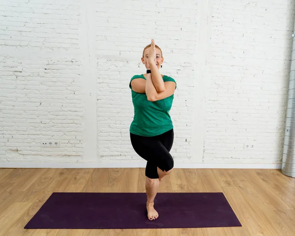 Retrato Una Atractiva Profesora Yogi Practicando Yoga Avanzado Eagle Pose — Foto de Stock