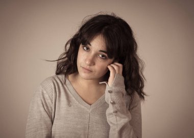 İnsan ifadeleri ve duygular. Üzgün ve depresyonda ifade ile genç çekici kadın