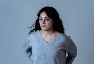 İnsan ifadeleri ve duygular. Üzgün ve depresyonda ifade ile genç çekici kadın