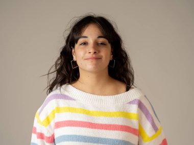 Mutlu yüz ve güzel gülümseme ile çekici genç Kafkas kadın portresi kapatın. Nötr arka plan kişi, pozitif insan yüz ifadeleri ve duygular kavramı üzerinde izole.