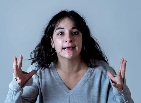 Expresiones y emociones humanas. Desesperada joven atractiva mujer con la cara enojada buscando furioso — Foto de Stock