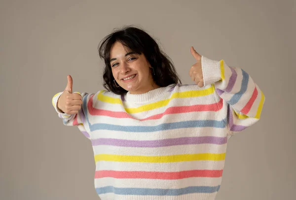 Expressões e emoções humanas. Retrato de jovem mulher atraente com rosto feliz sorridente — Fotografia de Stock