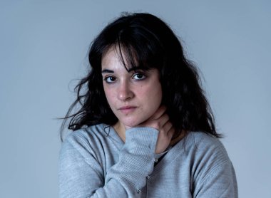 Güzel genç kadın portresi kadar umutsuz ve melankolik seyir hüzünlü gözleri ile kapatın. İnsan yüz ifadeleri ve duygular, depresyon ve ruh sağlığı kavramı. Üzerinde dramatik arka plan izole.