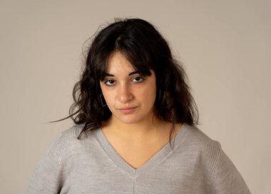 Güzel genç kadın portresi kadar umutsuz ve melankolik seyir hüzünlü gözleri ile kapatın. İnsan yüz ifadeleri ve duygular, depresyon ve ruh sağlığı kavramı. Üzerinde dramatik arka plan izole.