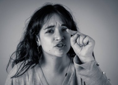 Yüz ifadeleri ve duygular. Kızgın bir yüz çekici genç İspanyol kadın portresi kapatın. Kızgın ve çılgın bağıran ve öfkeli jestler yapma arıyorum. Moody arka plan üzerinde izole.