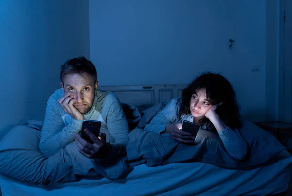 Lebensstilporträt Eines Jungen Gelangweilten Paares Das Nachts Bett Liegt Und — Stockfoto