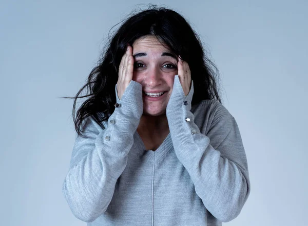 Cerca Retrato Mujer Joven Asustada Conmocionada Recibiendo Malas Noticias Mirando — Foto de Stock