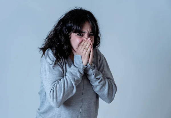 Cerca Retrato Mujer Joven Asustada Conmocionada Recibiendo Malas Noticias Mirando — Foto de Stock